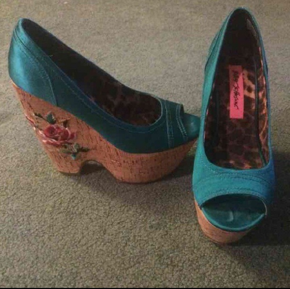 Betsy Johnson Rosetta wedge
